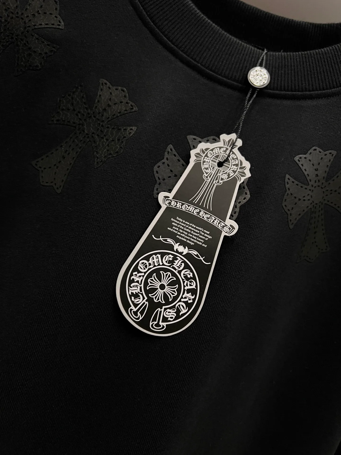 🅿️280 CH Crowe 2025 Autumn and Winter New Style Round Neck Long Sleeve Sweater Cross Patch Leather + Customized Hardware Metal Horseshoe Sanskrit Characters + Middle Eastern Australian Diamond Design Craftsmanship The real thing is great🔥Same style for men and women, loose version Size S M L XL XXL Five sizes Black White